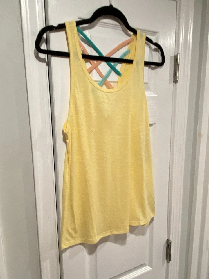 Camiseta sin mangas Marika talla M amarilla cruzada abierta con correa trasera cuello redondo nueva con etiquetas Foto 3 de 4