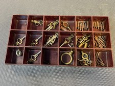 Ancienne boite en bakélite LIP avec clés de montre à gousset atelier horlogerie