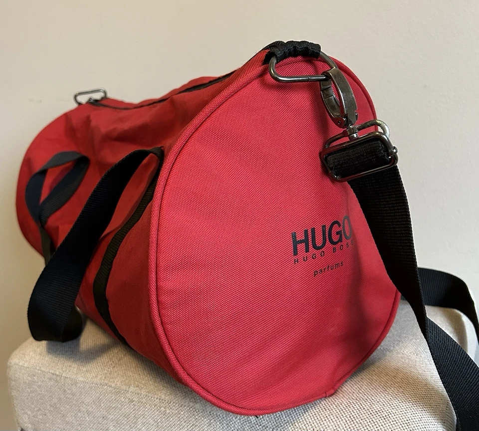 Bolso de mano Hugo Boss Parfums Weekender rojo y negro para pasar la noche Foto 4 de 4