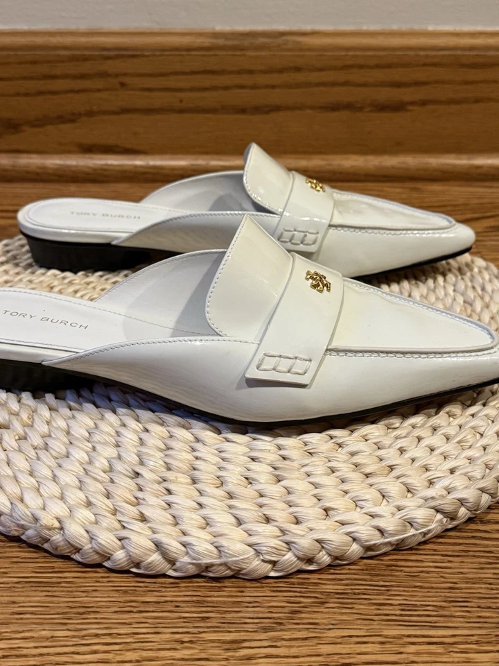 MOCASÍN TORY BURCH SIN ESPALDA CHAROL PERLA PUNTA PUNTA LOGO TALLA 7M