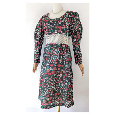 60er Jahre Cut Out Kleid mit ditsy Blumenmuster und Mittelalter Revival Ärmeln