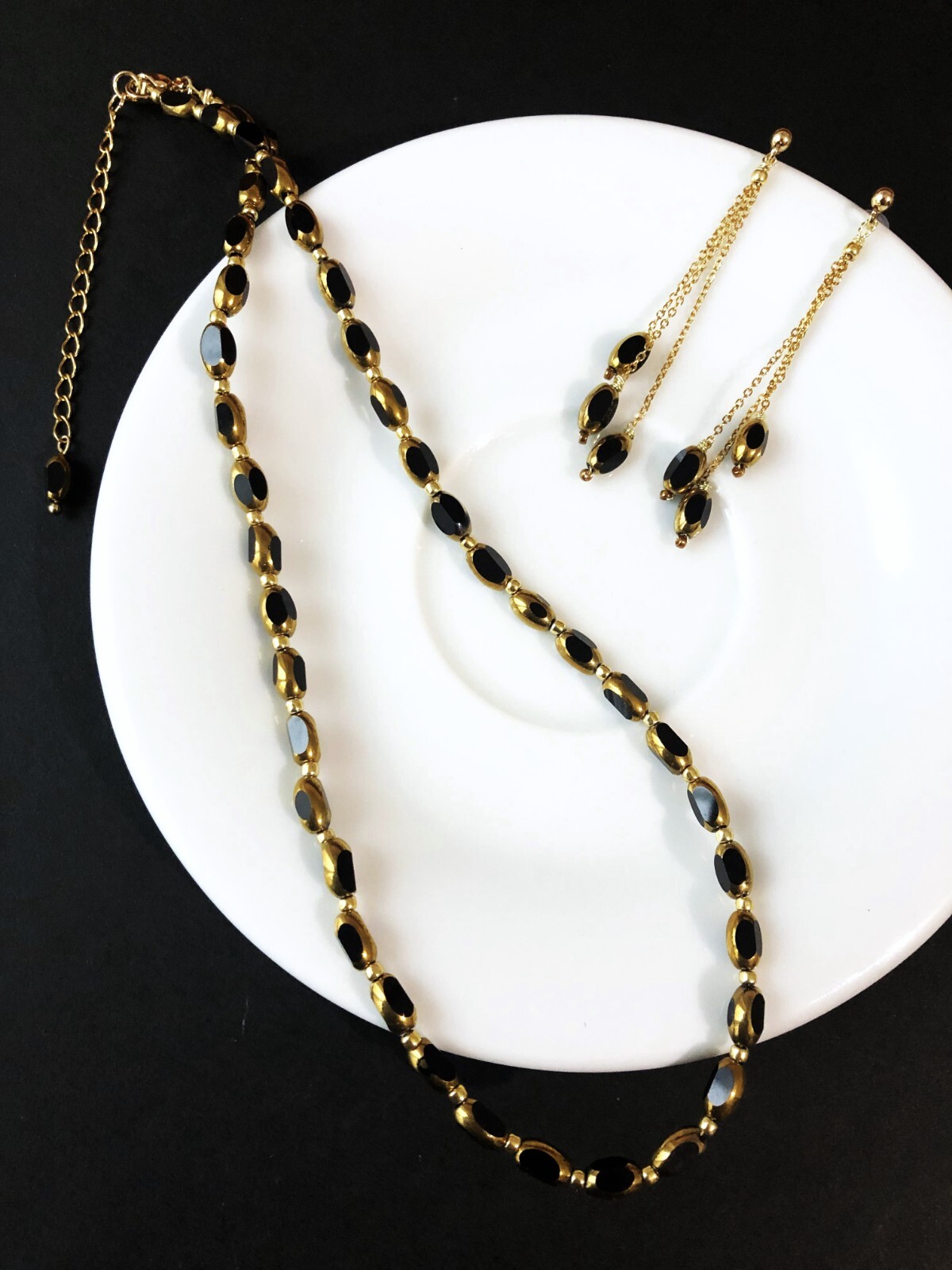 Parure Perles d'olive noir or avec finitions artisanales de prestige