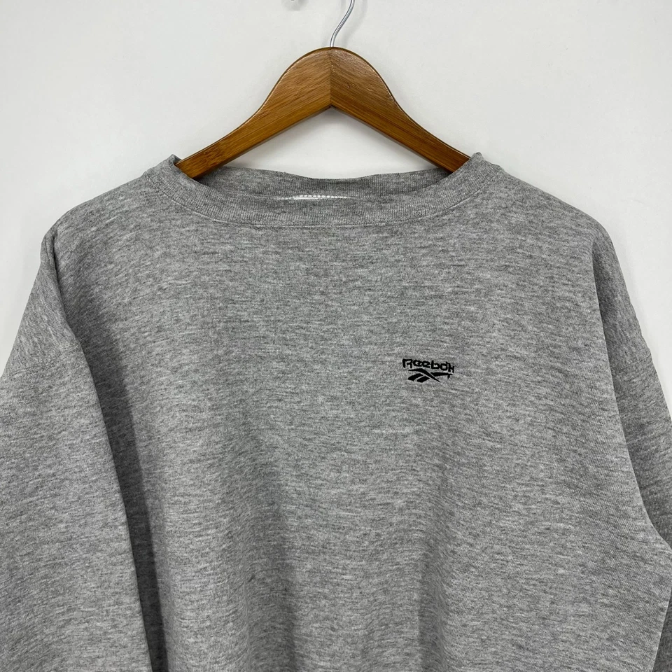 Moletom Reebok Crew Neck feminino tamanho G cinza recortado bordado vintage anos 90 - Imagem 2 de 4