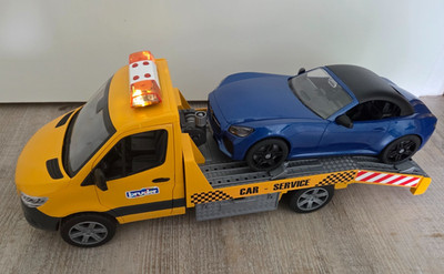 Bruder 02675 MB Sprinter Abschleppwagen mit Roadster