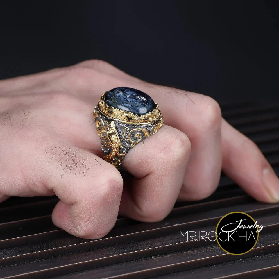 Мужское кольцо из серебра 925 пробы с голубым камнем петерситом, рельефным львом, золотым родиевым покрытием - Изображение 4 из 4