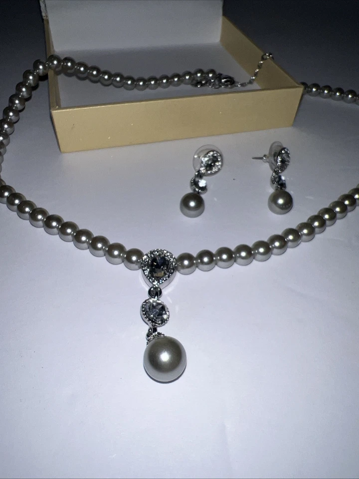 Perlas grises de imitación con pendientes Foto 2 de 3