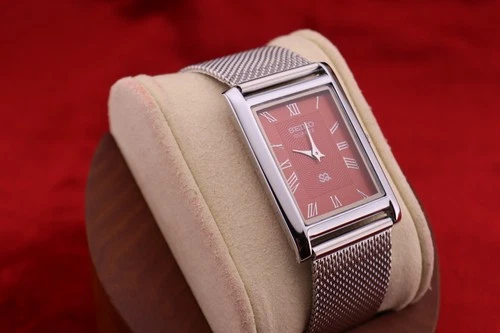 ⌚✨ Vintage Seiko Slim Quartz Gentlemen's Red Dial , Silver Mesh Band Watch