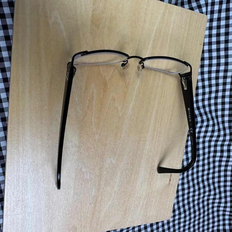 Gafas rectangulares ovaladas estrechas VOGUE 3687 en negro años 90 Y2K Foto 3 de 3