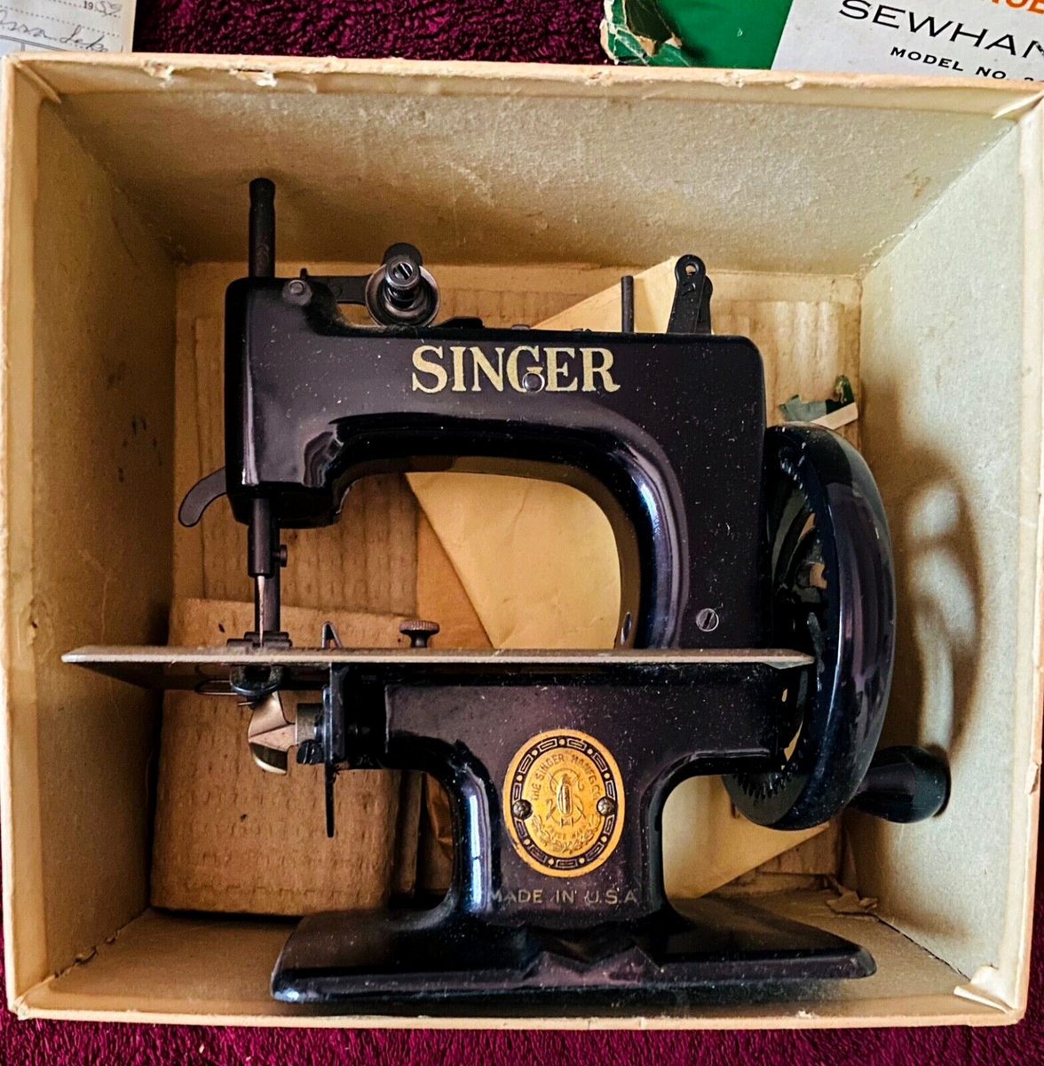1959 SINGER SEWHANDY MODEL No. 20 ~NEW! Vintage Children's 1959 SINGER SEWHANDY MODEL No. 20 ~NEW! Vintage Children's