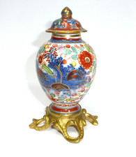 Vase À Couvercle Avec Pied En Bronze Japonais Imari Vers 1900
