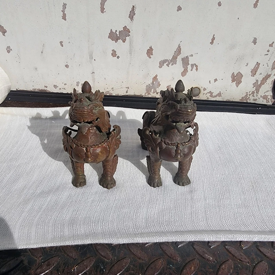 Par de perros foo guardianes del templo tibetano de bronce antiguos Foto 2 de 4