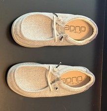 kids Hey Dude size 2 Grey canvas unworn
