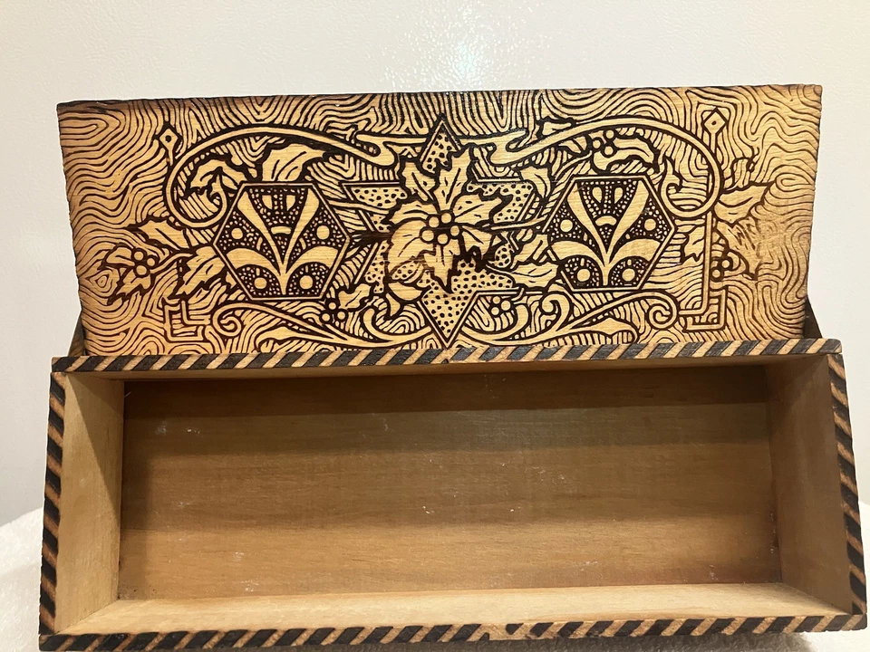 古董复古艺术木质 Pyrography 圣诞礼物盒 10 英寸 & Lefton 陶瓷天使 3 英寸 — 第 2/4 张图片