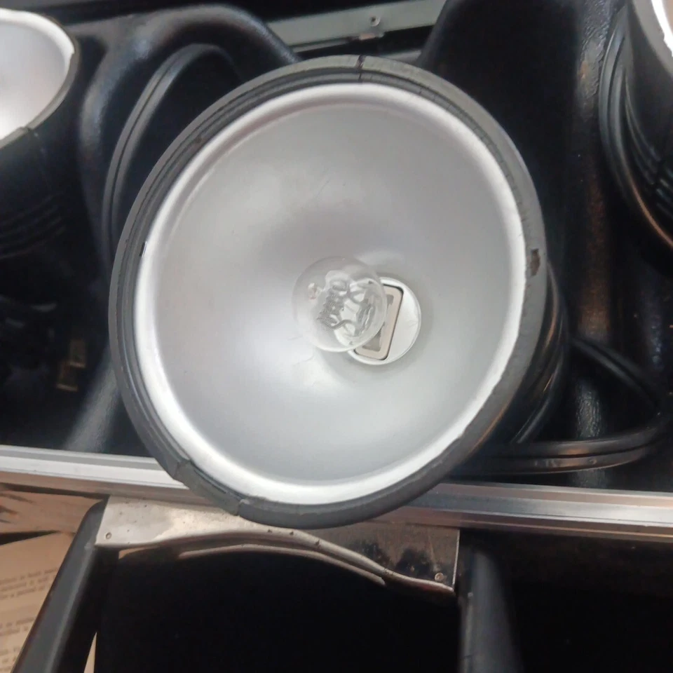 SMITH VICTOR K2R-A Lighting Kit w/ 3 700SG Lights 2 Tripods, Case With Key - Image 4 of 4