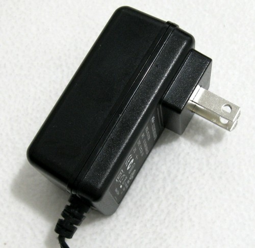 Genuine MCK MC21-075280 AC/DC Switching Adapter 100-240V DC 7.5V 2.8A EXCELLENT - Picture 3 of 4