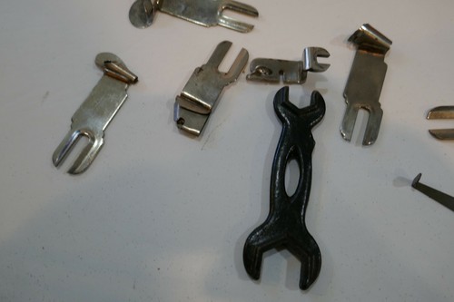 Piezas y accesorios de máquina de coser muy antiguos. Marca desconocida pero bastante antigua - Imagen 6 de 9