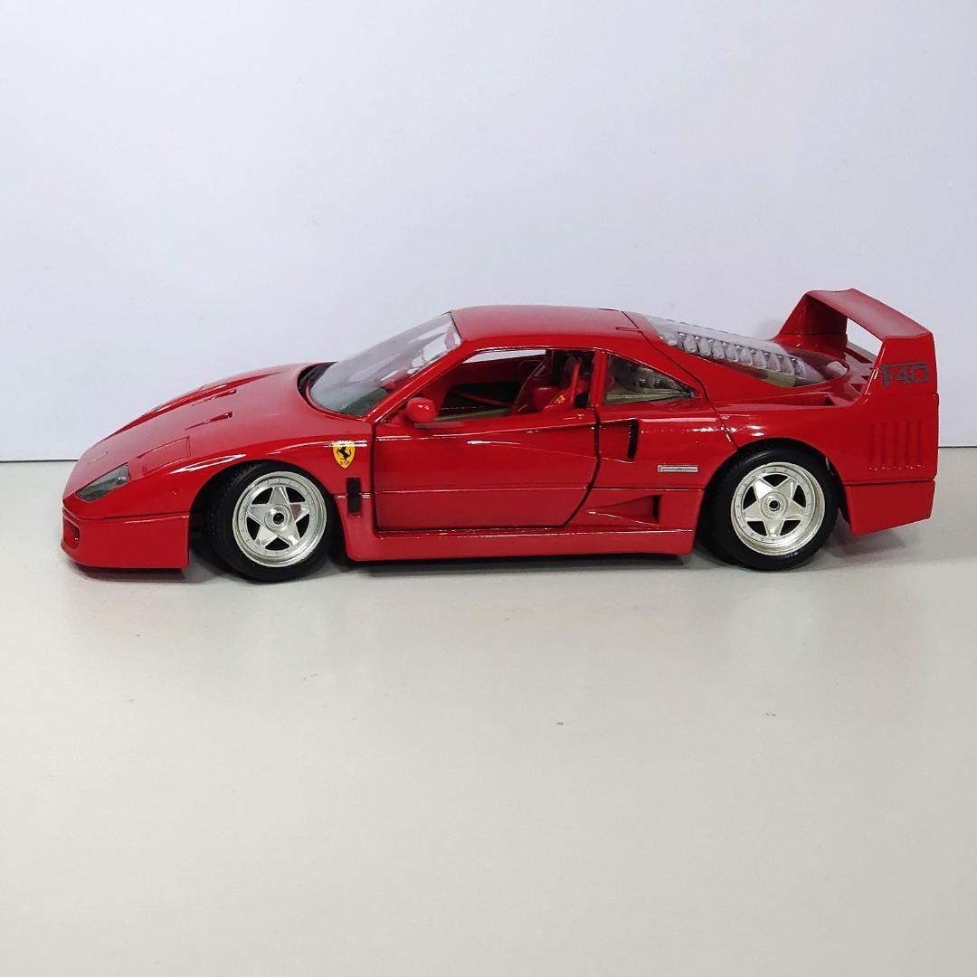 Bburago Ferrari F40 1/18 Model Car Gold Collection Diecast