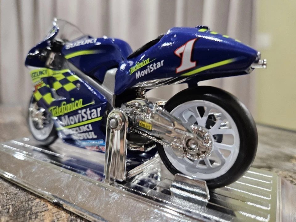 Мотоцикл Telefunica MoviStar Suzuki RGV-r Saico масштаб 1:18 - Изображение 4 из 4