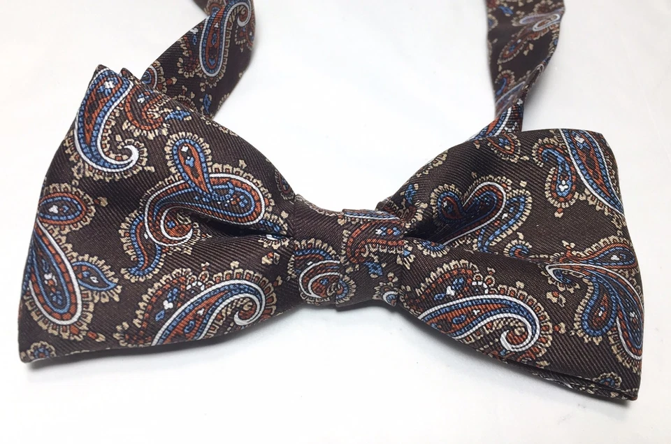 Pajarita ajustable John Henry hecha a mano 100 % seda cachemira Foto 2 de 4