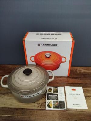 Le Creuset Cocotte Ronde Signature Double-Handed Pot Nutmeg