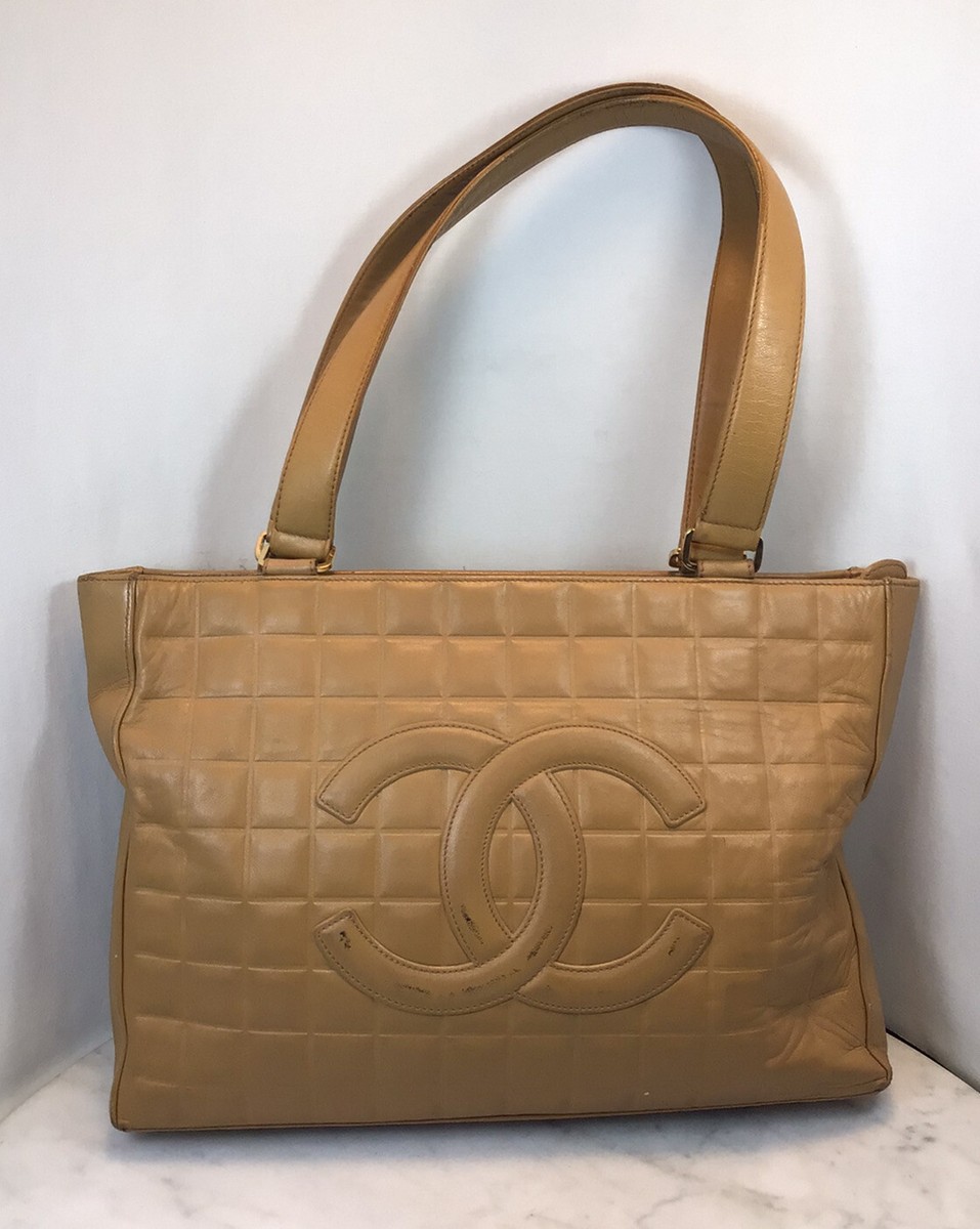 CHANEL　　VINTAGE　made in ITALY Vintage Chanel Patent leather tote made in Italy between