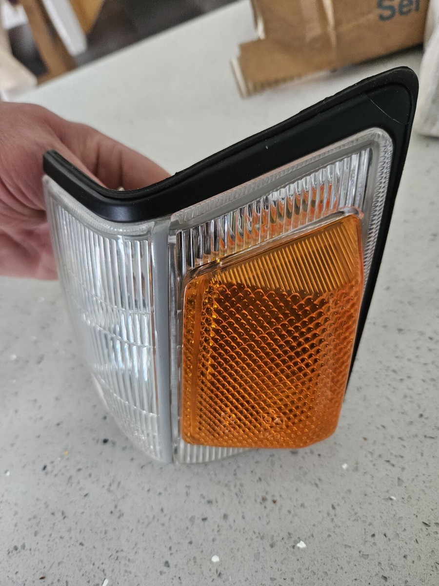 subaru L series n/s nearside front indicator XT 21220334L genuine  