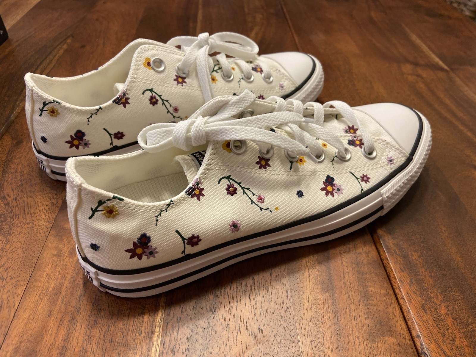 New with box  Women's Converse All Star Low Top  Size 8.5 Wh
