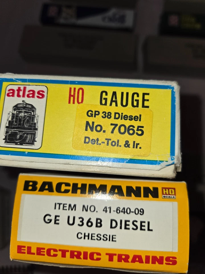 Bachmann Vintage Complete HO Train Set - 2 locomotives, 4 cars, track, scenery - Image 4 of 4