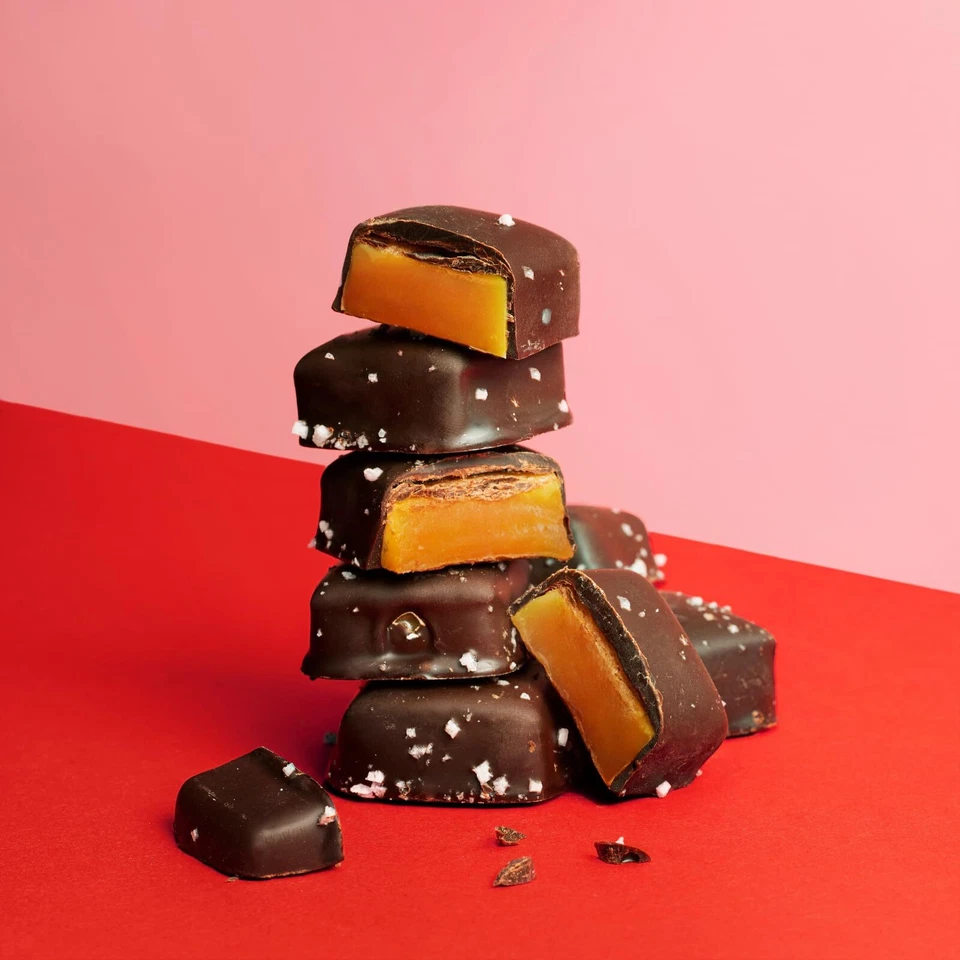 Paquete de 15 caramelos de chocolate negro con sal marina de leche de coco sin lácteos Cocomels Foto 4 de 4