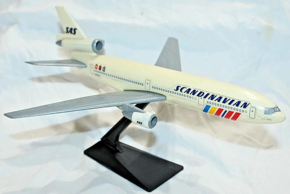 SAS McDonnell Douglas DC-10 MODELO DE ESCRITORIO DE FÁBRICA 1960 ~ Fratella Cesana Italia ~ 1/200 Foto 2 de 4