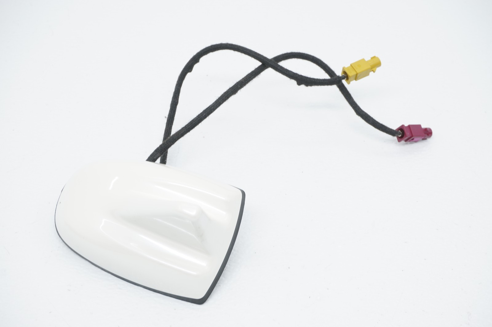 2017-2020 MASERATI GHIBLI OEM ROOF MOUNTED SHARK FIN ANTENNA WHITE  670076140