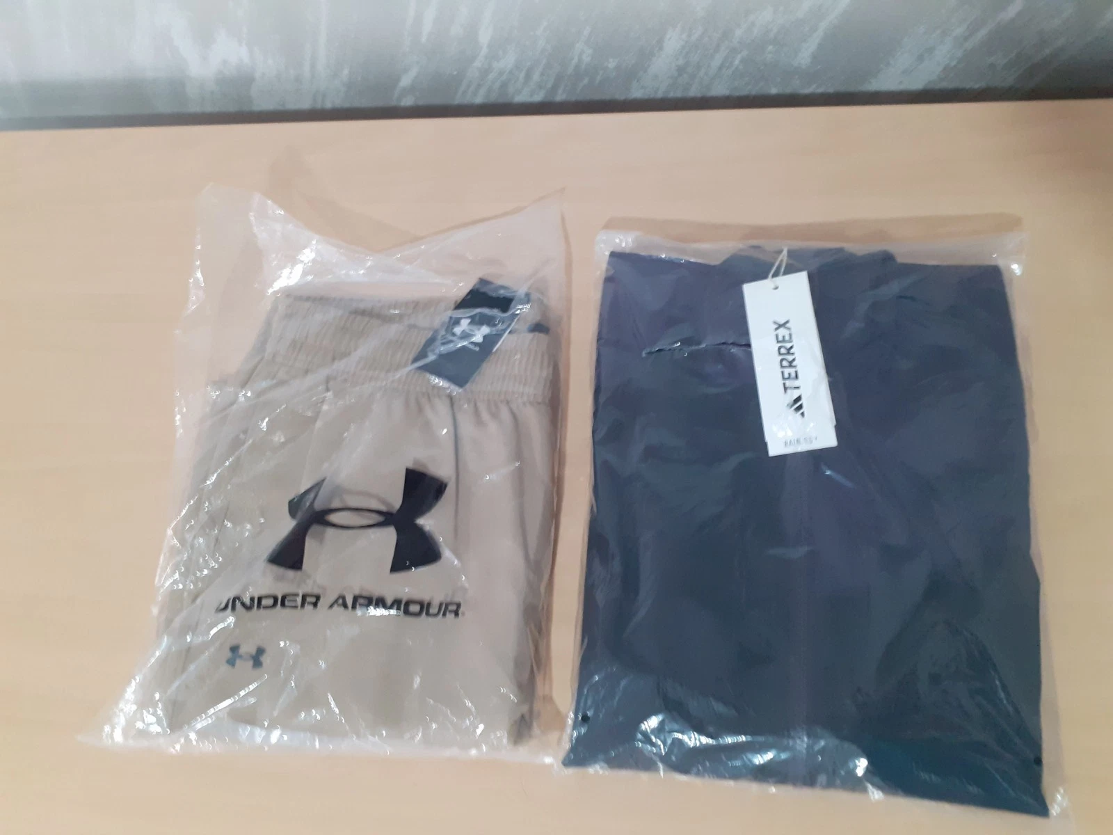 Lot of 2, Adidas women jacket water-resistant Terrex M, Under Armour joggers L
Opens in a new window