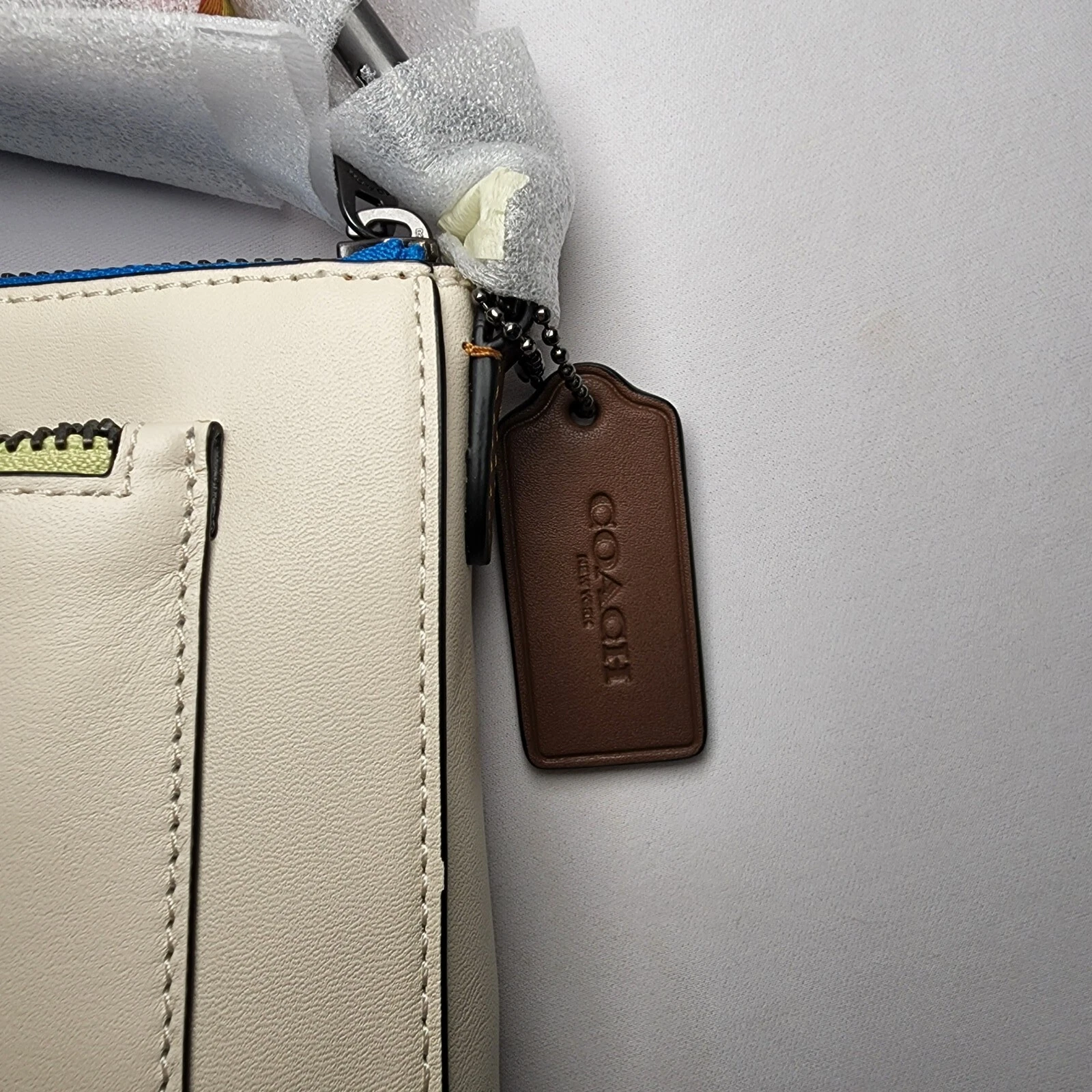 Tracolla Coach C9854 Hol Rainbow Coach Gunmetal Chalk Multi Pride nuova con etichette