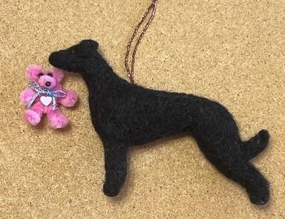 SCHWARZER WINDHUND / WHIPPET mit VALENTIN HERZ TEDDY - Teil Nadel gefilzt HUND