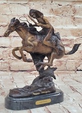 Sculpture En Bronze Frederic Remington Indien Américain Montant Un Cheval