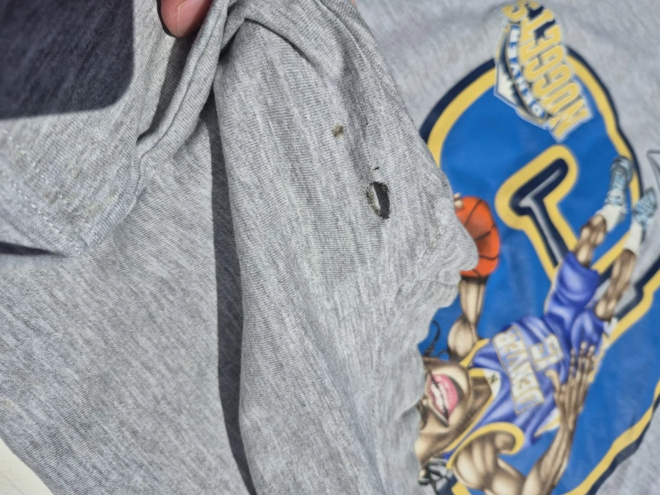 XL Reebok Carmelo Anthony Y2K Caricature Player Tee Small Hole Super Rare! - Image 4 of 4