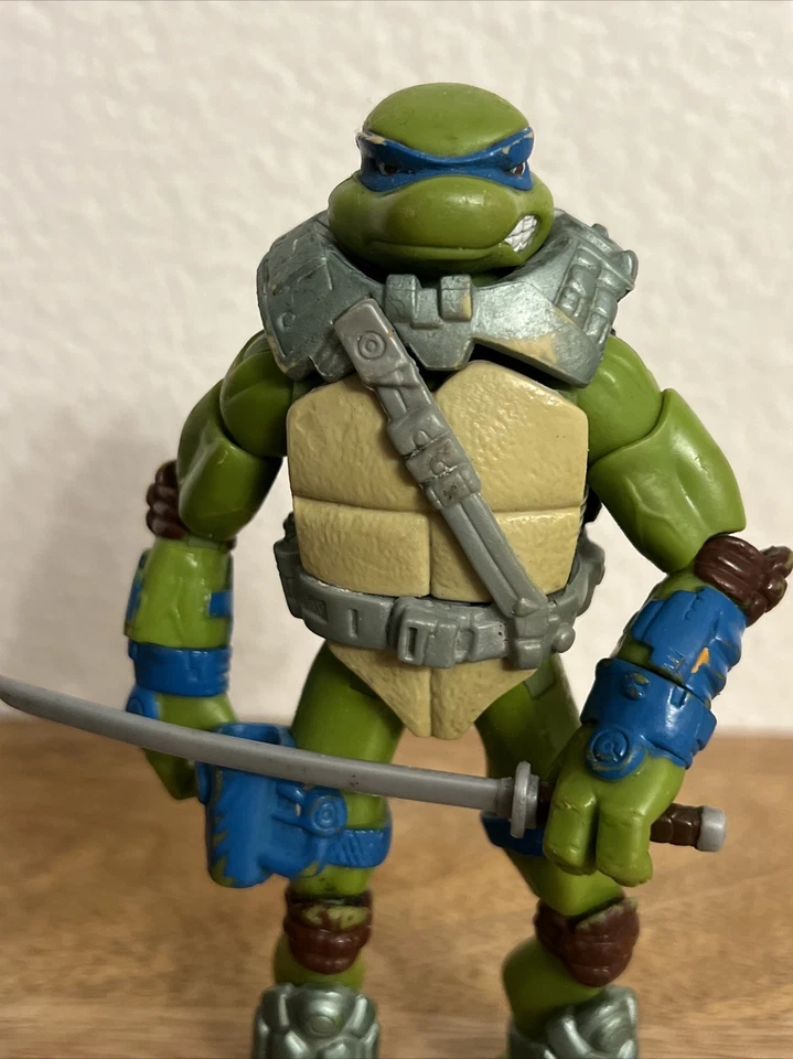 "FIGURA DE ACCIÓN JUGUETE TEENAGE MUTANT NINJA TURTLES ALIEN HUNTER LEANARDO 6,5""" Foto 2 de 4