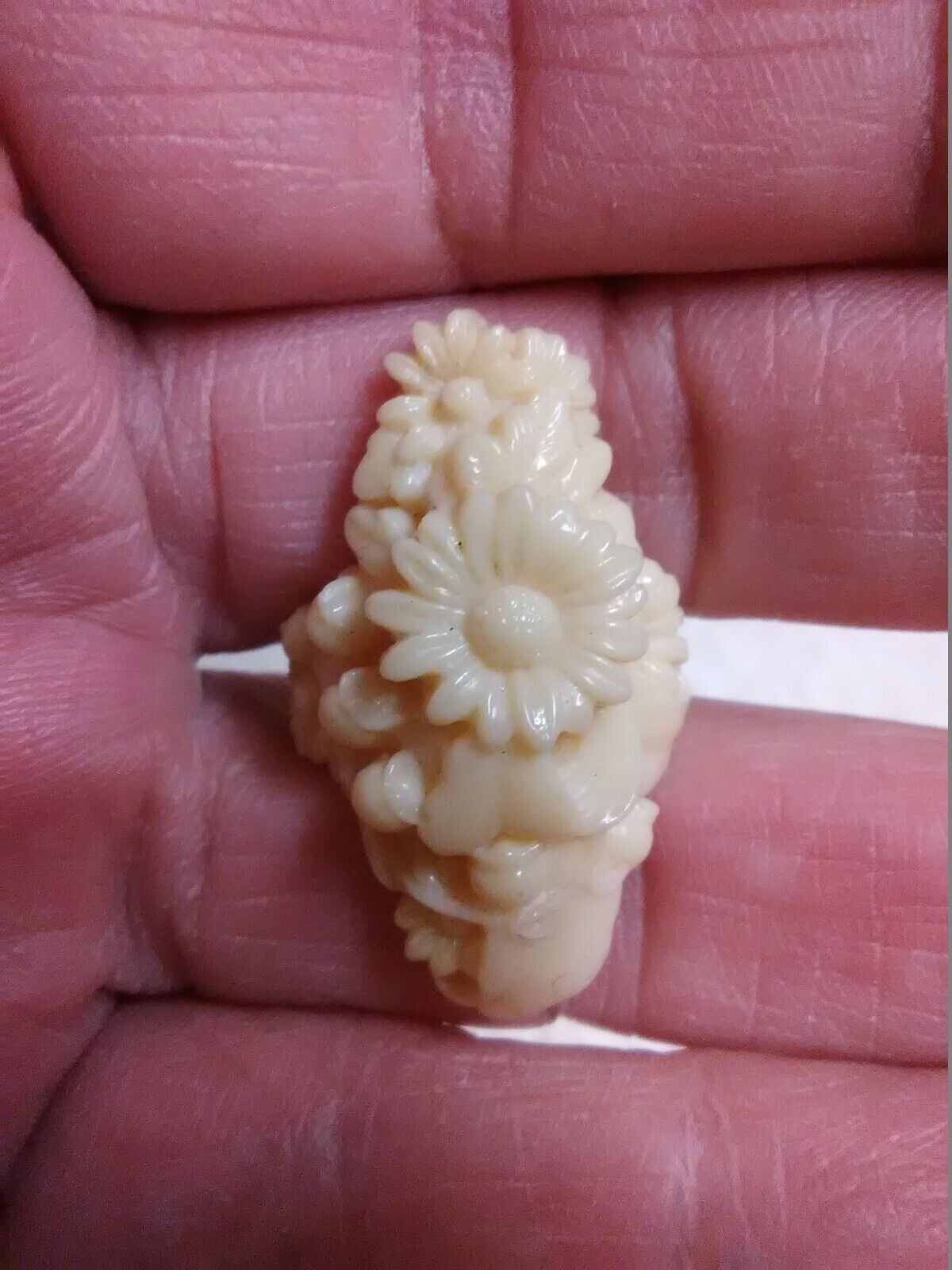 Vintage antique plastic celluloid carved flower ring … Gem