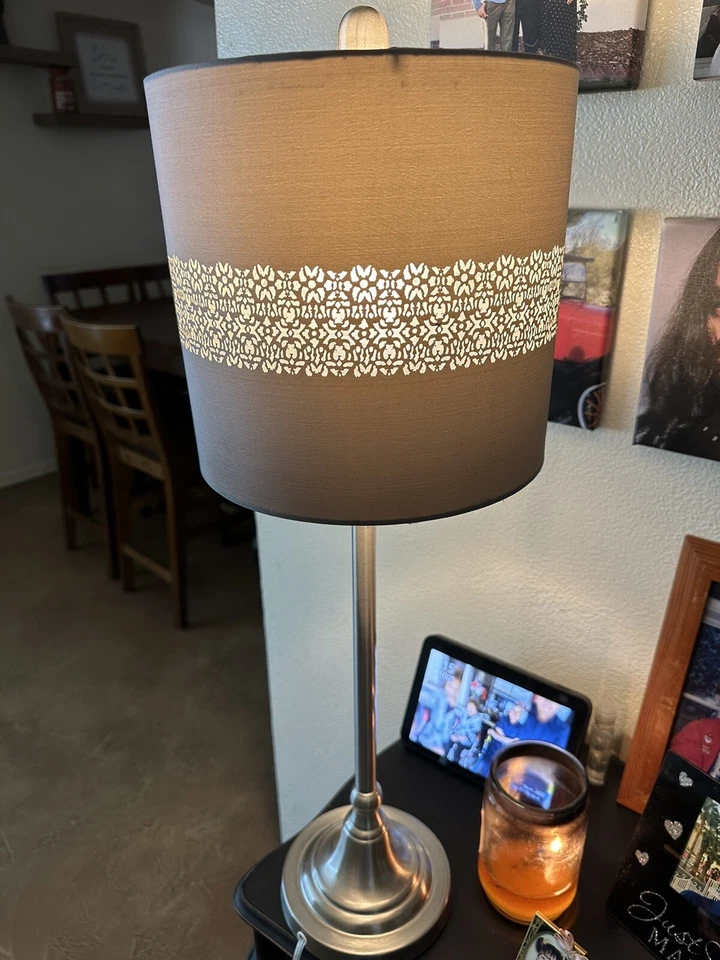 Juego de muebles de dormitorio usado (vanidad, cajón lateral, lámpara) Foto 3 de 4