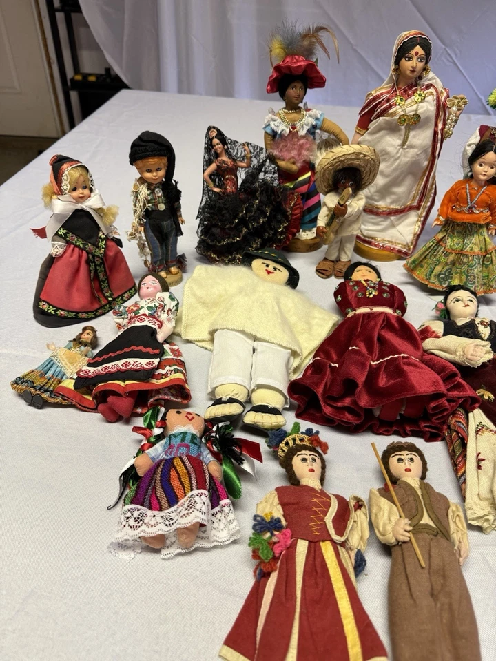 Gran Lote 28 Muñecas Europa Asia Escandinavia Latino Folk Nativo Multicultura De Colección Foto 3 de 4