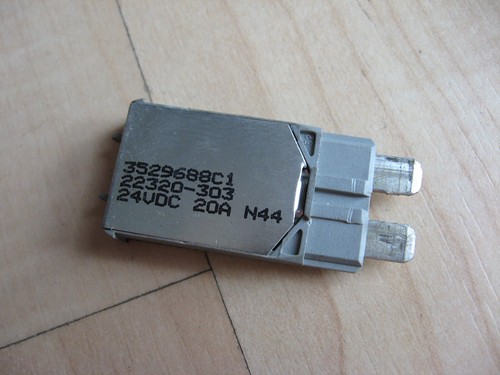 Navistar Bussmann 3529688C1 22320-303 Circuit Breaker Fuse 20A 20Amps #M147BU