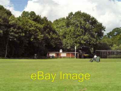 Foto 6x4 Rollen über den Platz im Newdigate Cricket Club Der Pavillon Nestl c2007