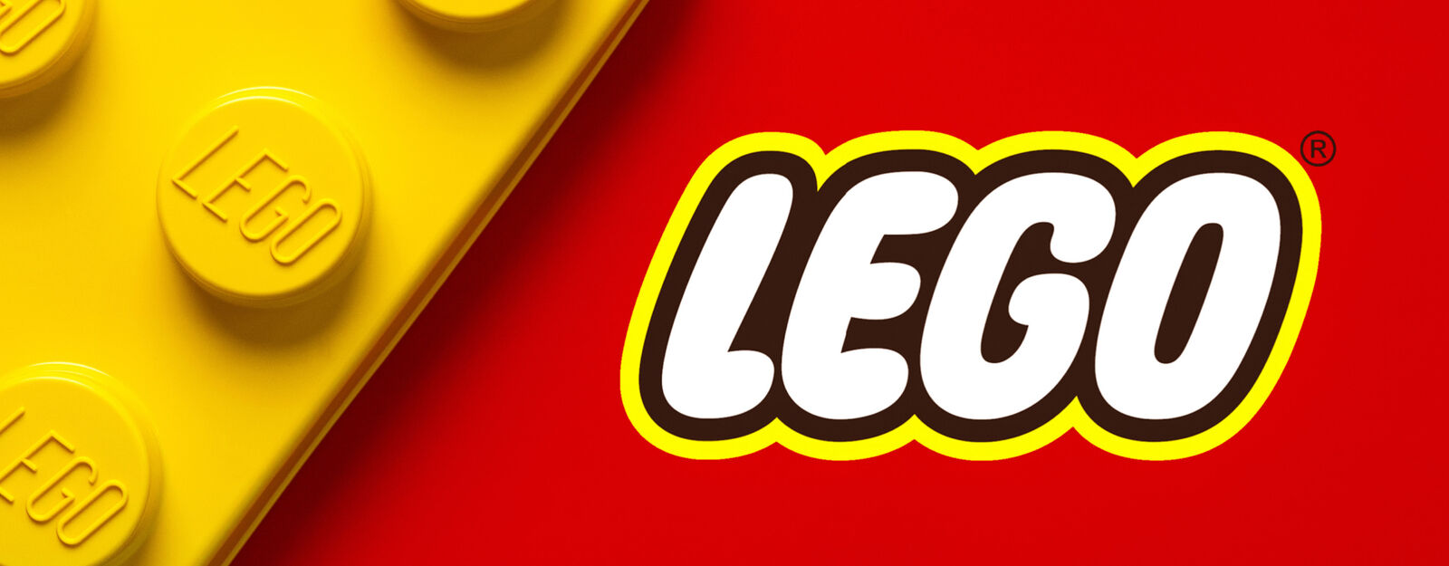 Das klassische weiße LEGO-Logo auf einem roten Hintergrund mit dem Ausschnitt von einem gelben LEGO-Baustein auf der linken Seite