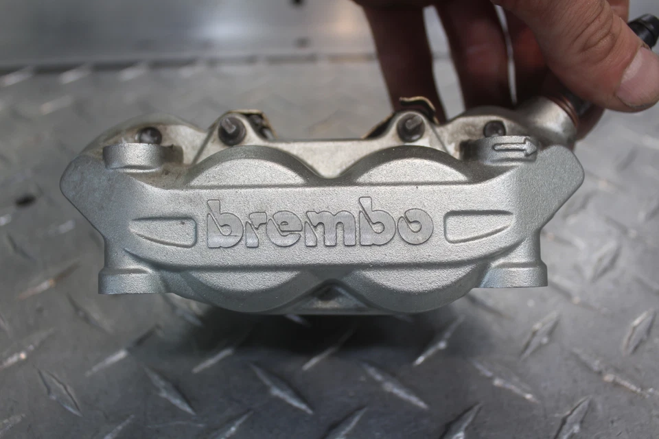 2013 DUCATI MONSTER 696 ПРАВЫЙ ПЕРЕДНИЙ ТОРМОЗ СУППОРТ 61041041A - Изображение 3 из 4