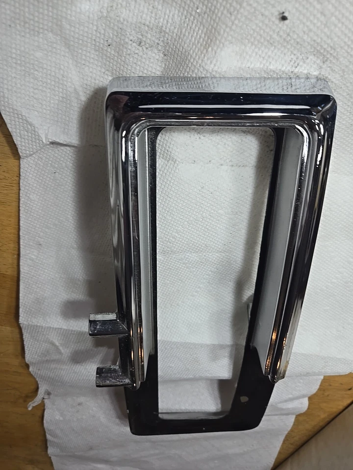 Nuevo de Lote Antiguo 1968 Oldsmobile 98 RH luz trasera cromo bisel moldura OEM sin caja Foto 2 de 4