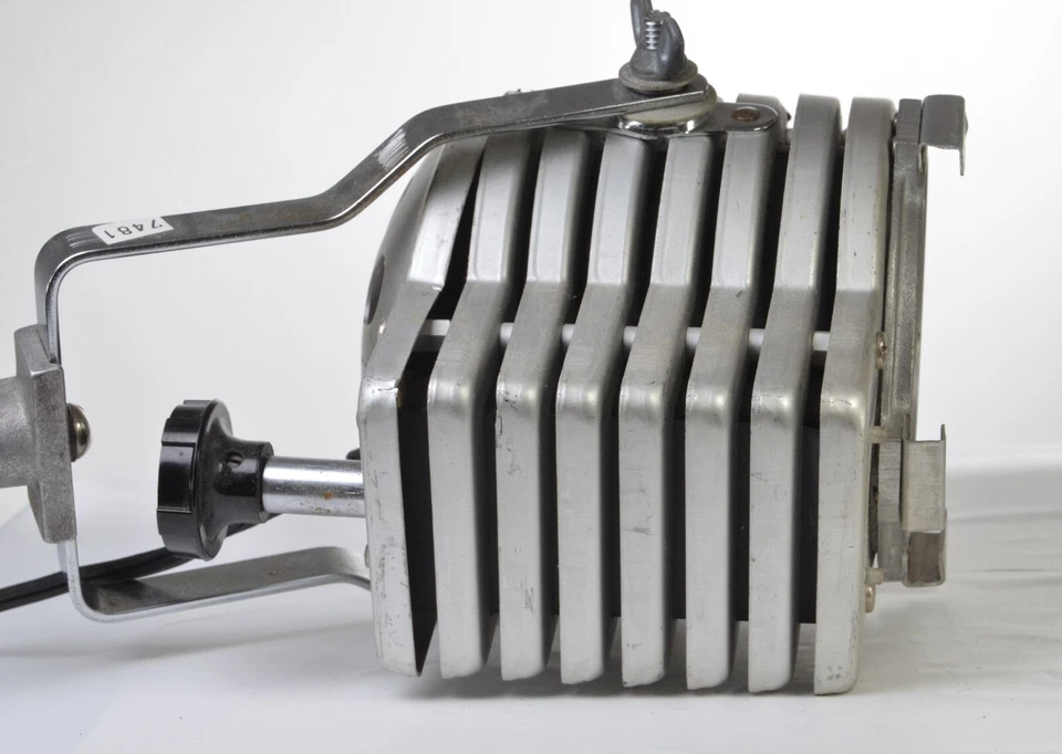 The Photogenic Machine Co. Minispot # 7800 Vintage Fresnel Spot w/lamp-TESTED - Image 4 of 4