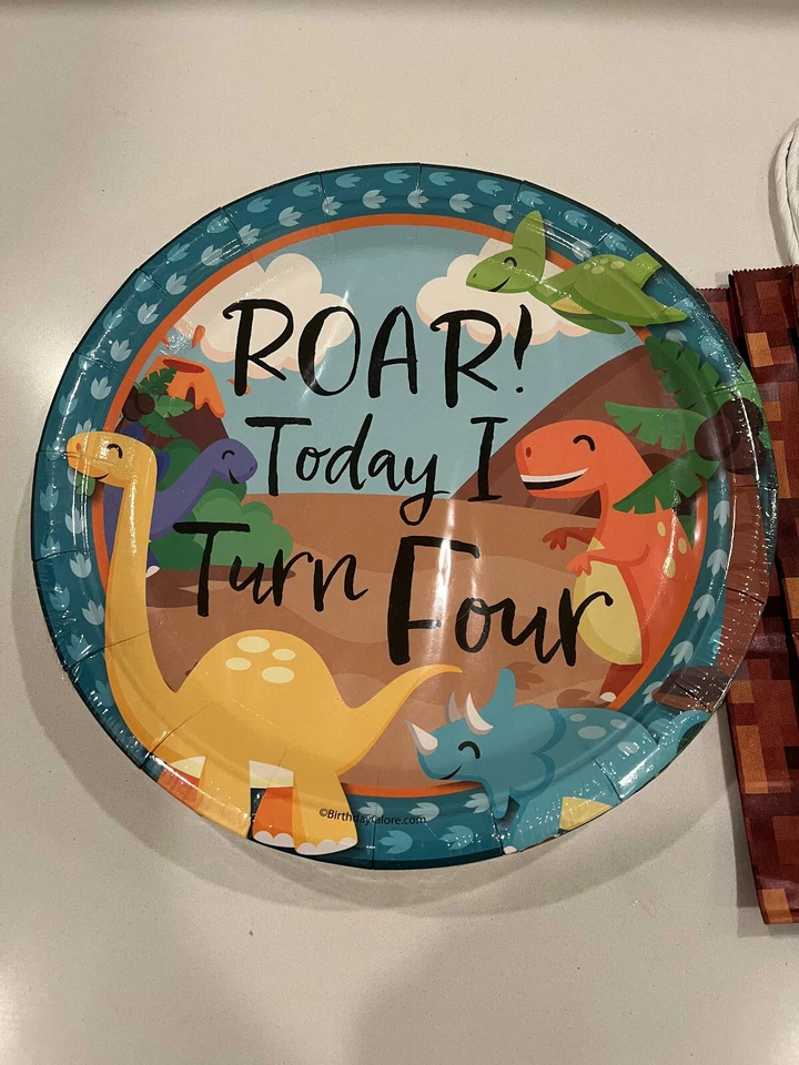 Cuatro platos de dinosaurio Roar I Turn (16 piezas, 9") + 4 bolsas de regalo para 4ª fiesta Foto 3 de 4