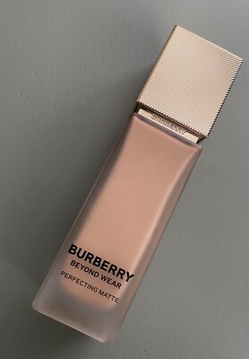 Burberry Beyond Wear perfecting matte Foundation - 70 Medium neutral 30ml