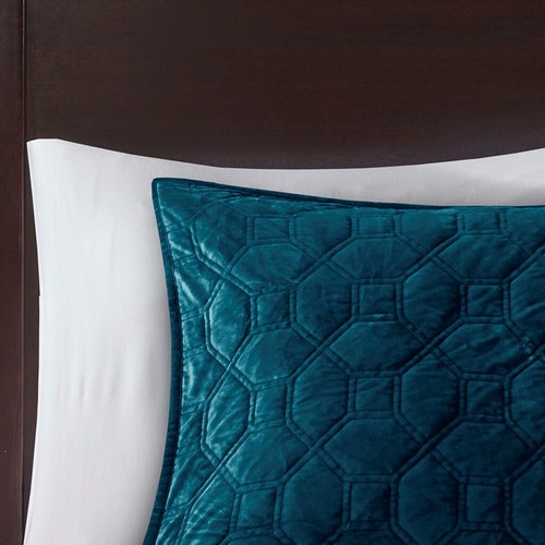 Gracie Mills Gayle 3-Piece Casual Geometric Velvet Quilt Set - Picture 29 of 49