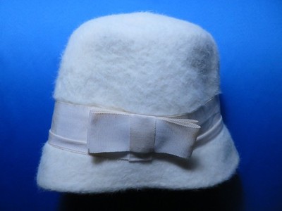 VINTAGE de Ville BARDOT White Wool Cloche Hat. ~1960s. Audrey Hepburn. Tres Chic